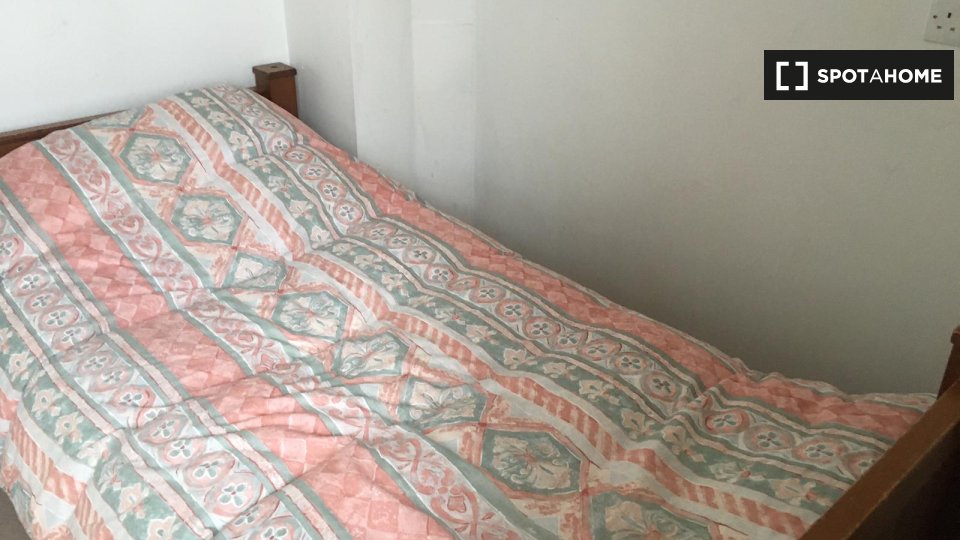 Room for rent in 3bedroom house in Lewisham, London (ref 676945