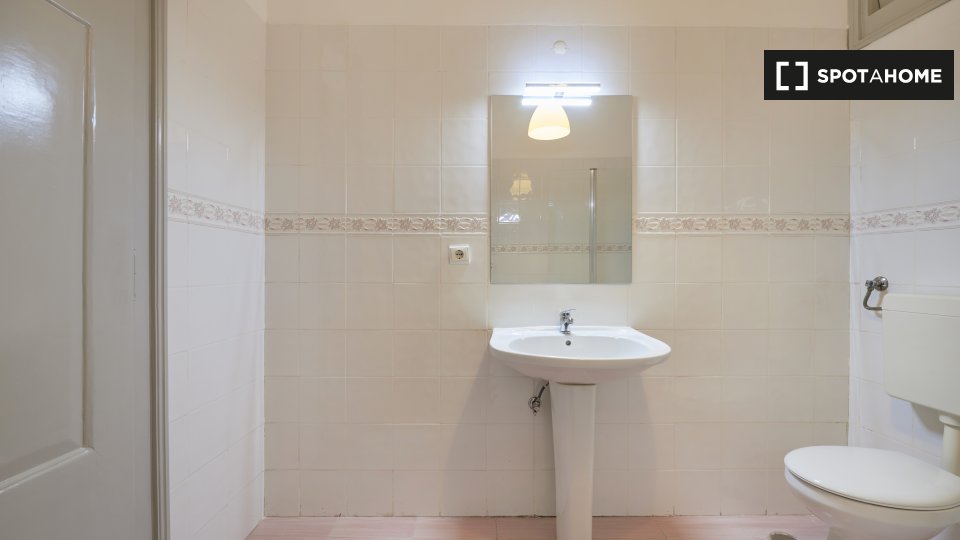 Double room Lisbon, 4 beds — photo 21
