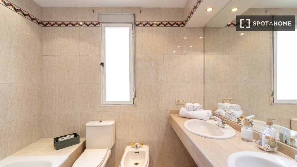 Double room Madrid, 4 beds, 99m² — photo 3