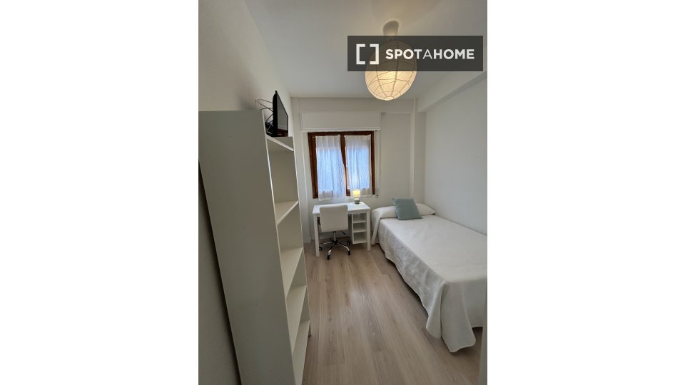 Double room Madrid, 3 beds — photo 15
