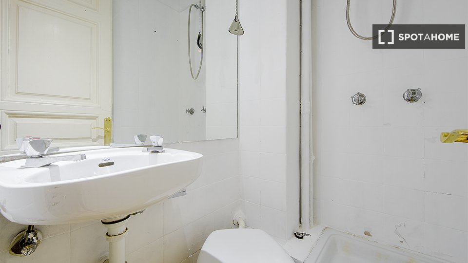 Double room Madrid, 8 beds, 200m² — photo 7