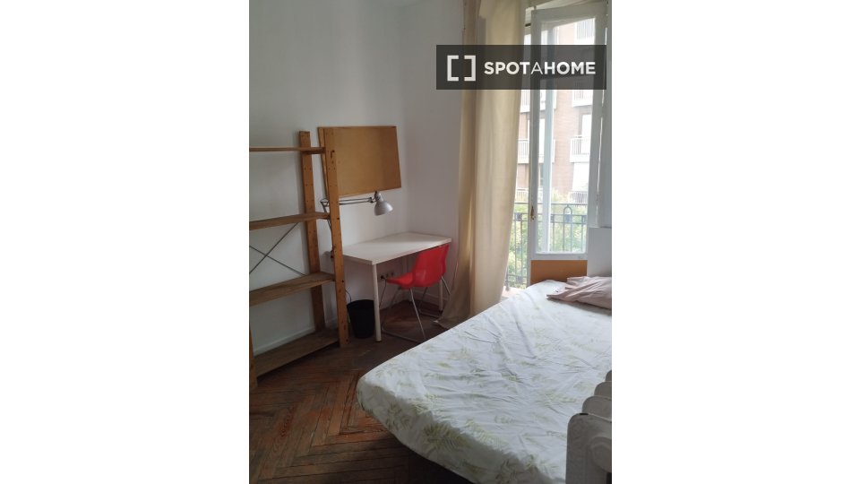 Stanza in un appartamento condiviso con 10 camere da letto in affitto ad Arapiles - en Madrid