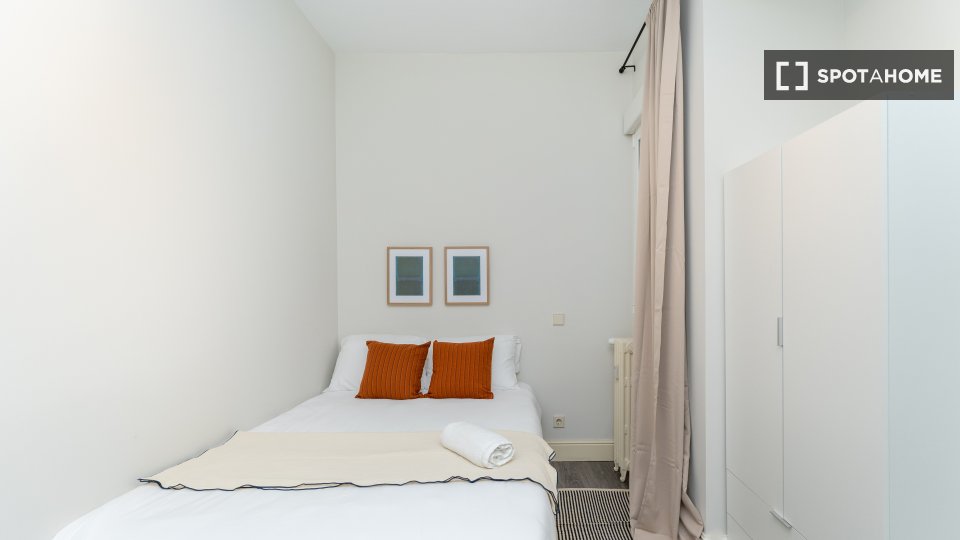 Double room Madrid, 5 beds — photo 5