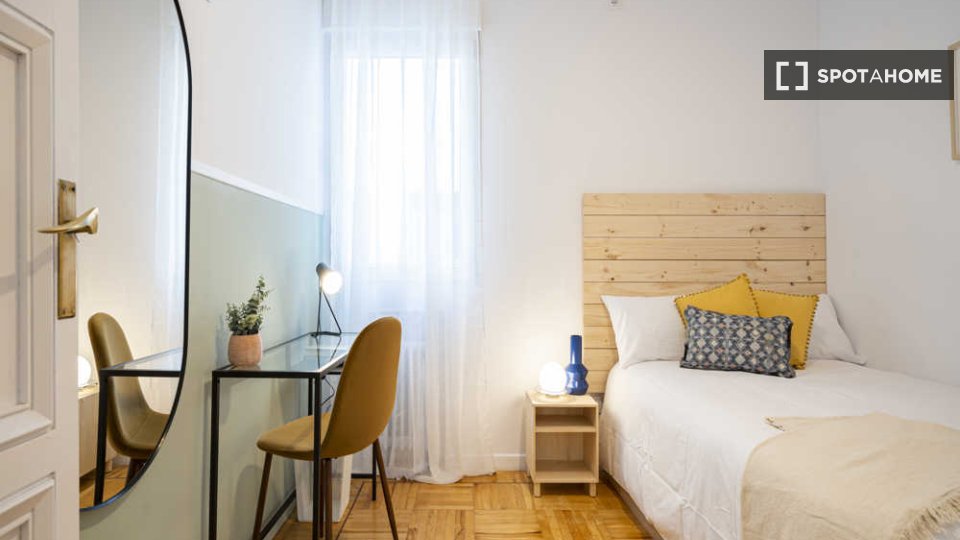 Double room Madrid, 5 beds — photo 33