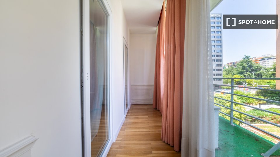Double room Madrid, 13 beds, 301m² — photo 8