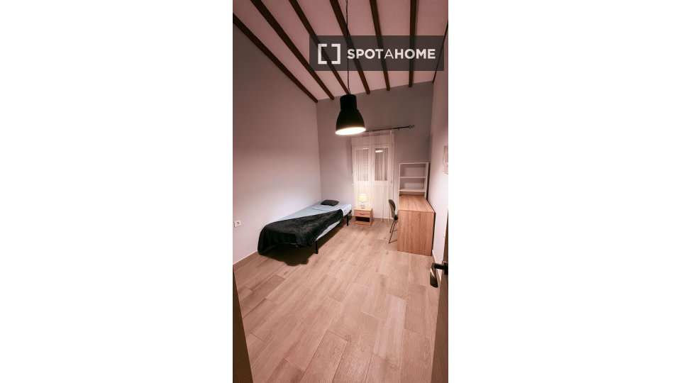 Double room Alicante, 4 beds, 90m² — photo 8