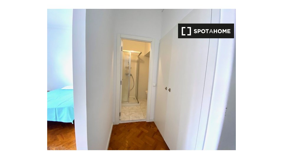 Double room Lisbon, 3 beds — photo 4