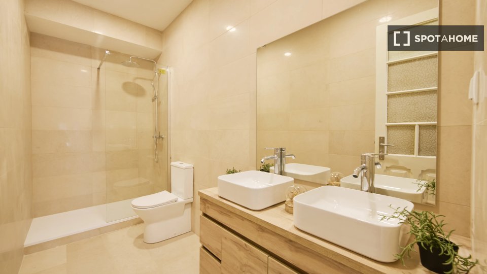 Double room Lisbon, 6 beds — photo 18