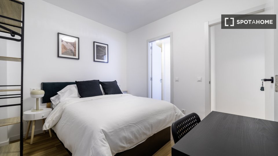 Double room Madrid, 4 beds, 89m² — photo 18