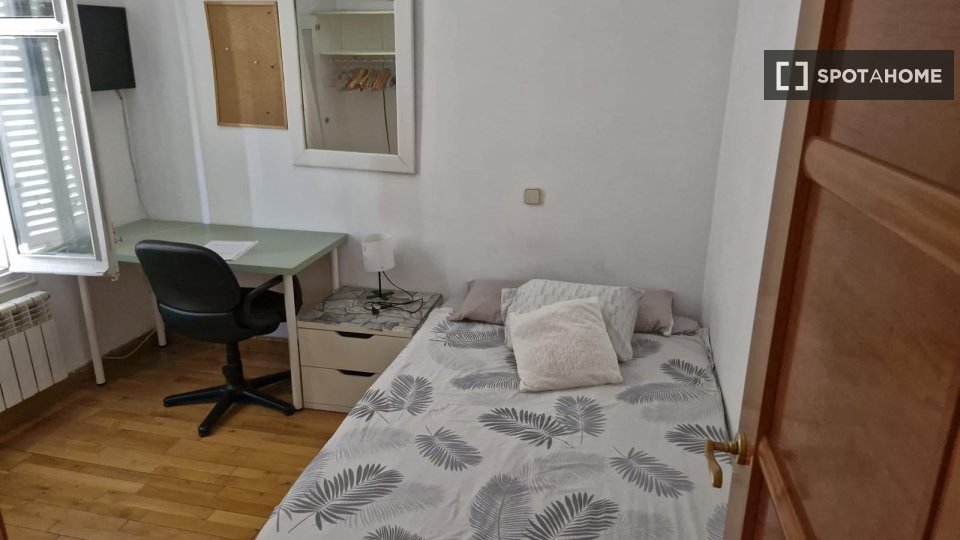 Double room Madrid, 10 beds, 200m² — photo 32