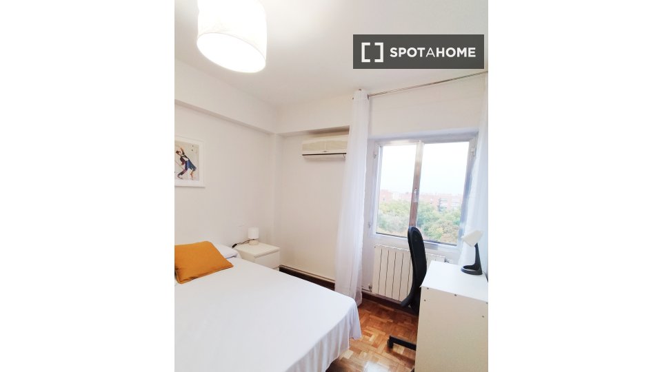 Double room Madrid, 3 beds, 95m² — photo 5