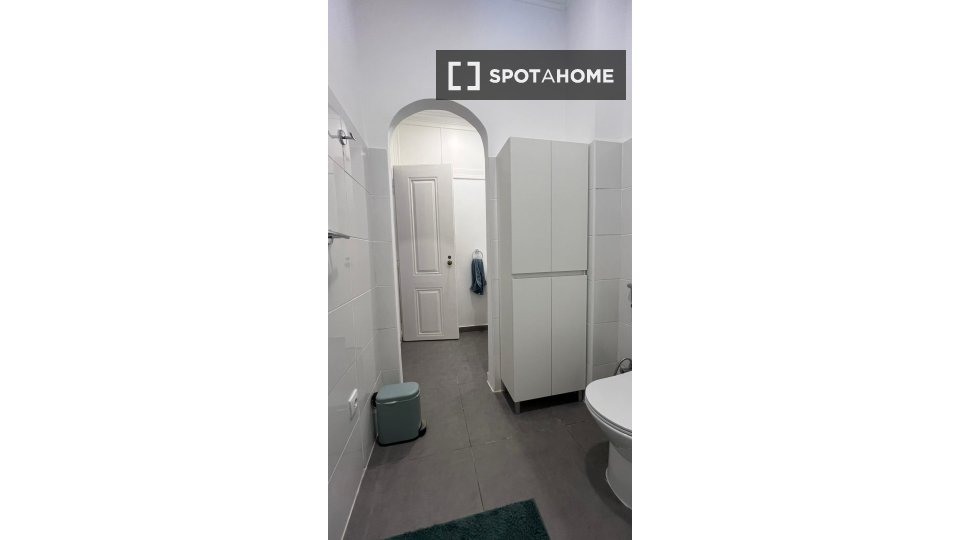 Double room Lisbon, 3 beds — photo 7