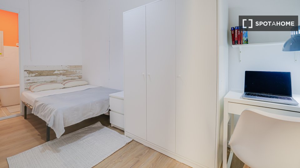 Double room Barcelona, 5 beds — photo 13