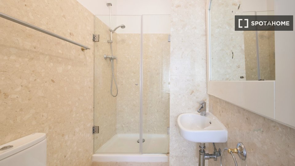 Double room Lisbon, 4 beds — photo 13