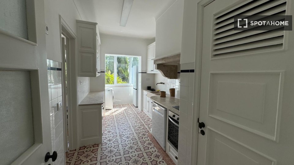 Double room Lisbon, 2 beds — photo 10