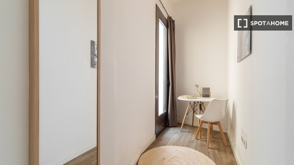 Double room Barcelona, 5 beds, 95m² — photo 15