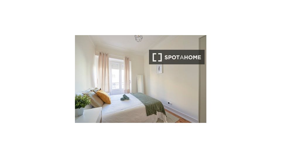 Double room Lisbon, 5 beds — photo 11