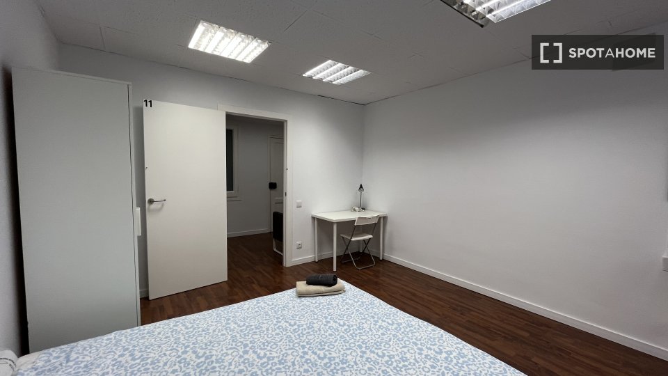 Double room Barcelona, 13 beds, 290m² — photo 8