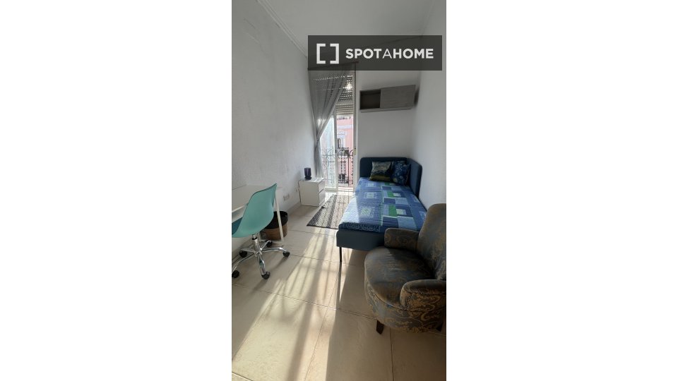 Double room Valencia, 3 beds, 70m² — photo 4