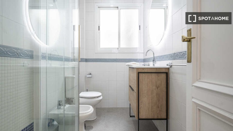 Double room Madrid, 5 beds — photo 29