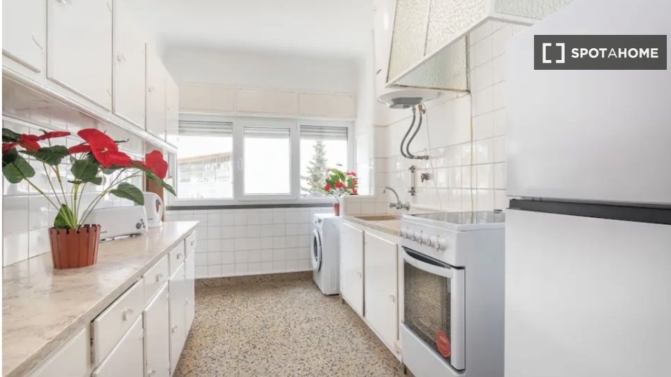 Double room Lisbon, 4 beds, 15m² — photo 9