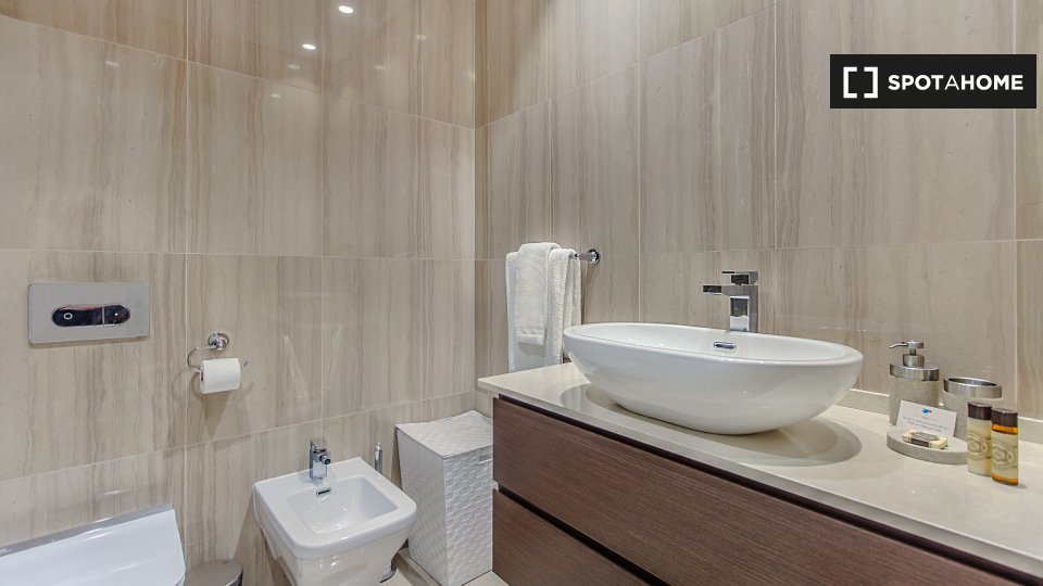 Apartment Lisbon, 2 beds, 95m² — photo 21