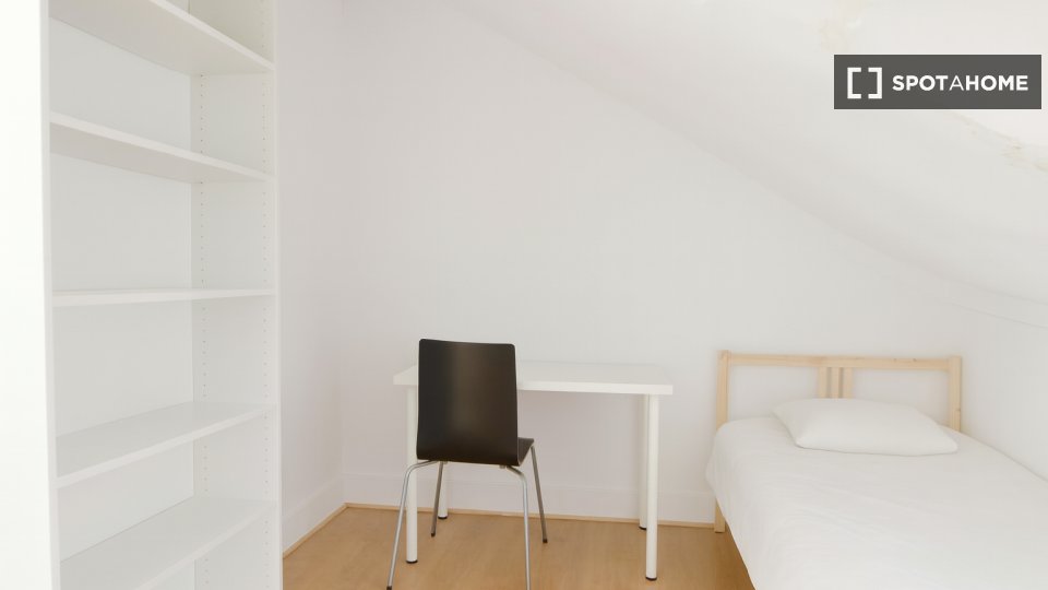 Double room Lisbon, 4 beds — photo 22