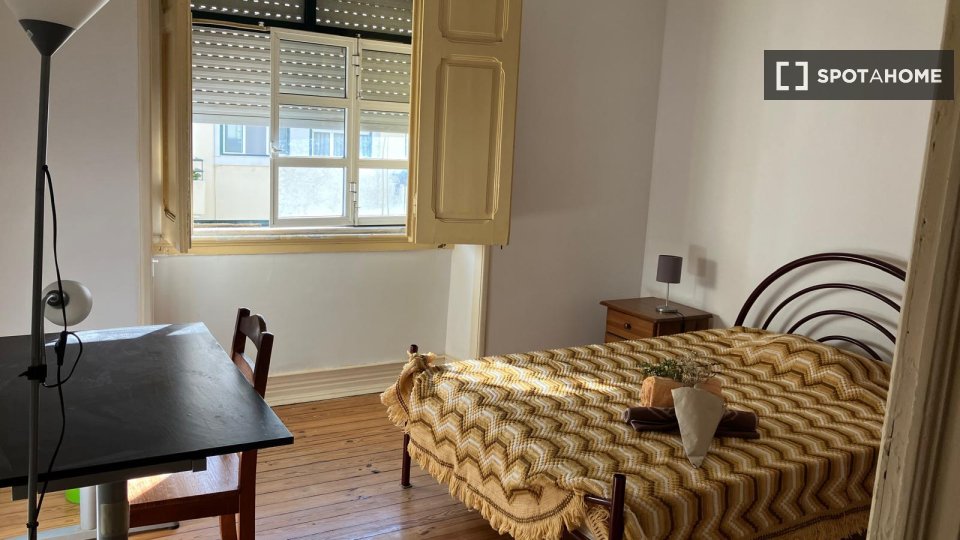 Double room Lisbon, 3 beds — photo 21