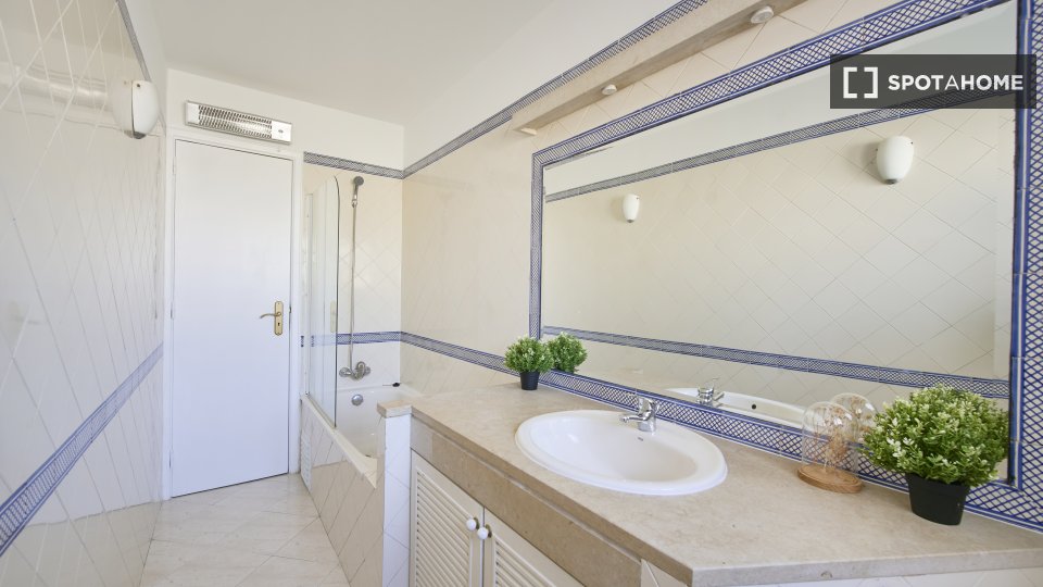 Double room Lisbon, 5 beds — photo 5