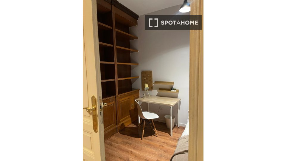 Double room Madrid, 10 beds, 173m² — photo 14