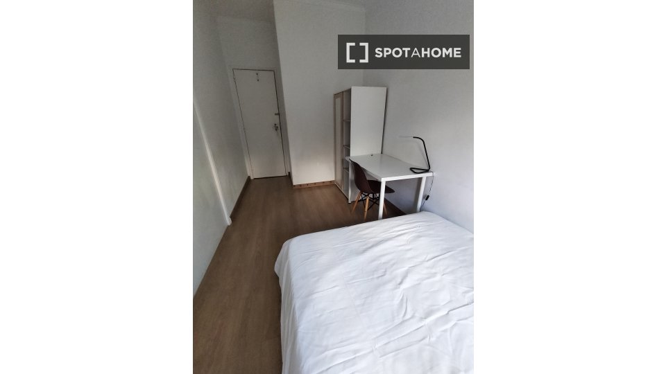 Double room Lisbon, 3 beds, 60m² — photo 21