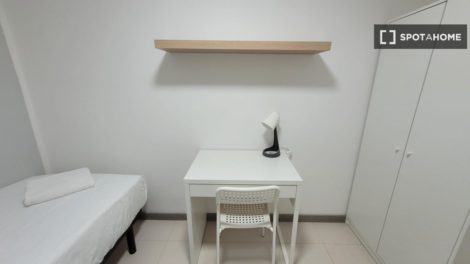 Double room Barcelona, 3 beds, 52m² — photo 7