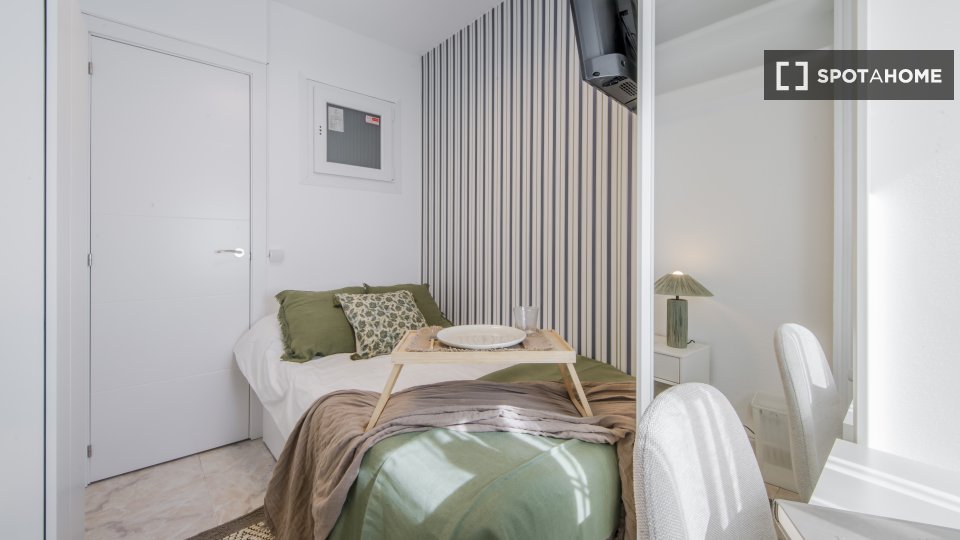 Double room Madrid, 5 beds, 80m² — photo 4