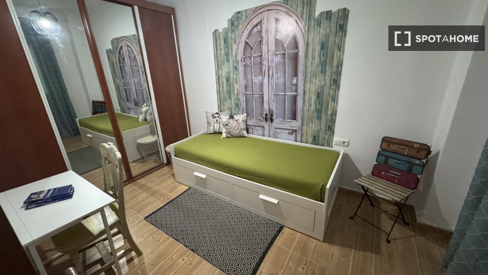 Double room Valencia, 3 beds, 70m² — photo 7