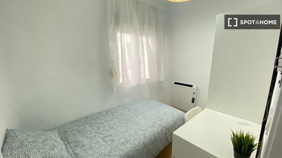 Habitación en piso compartido en alquiler en Numancia, Madrid.