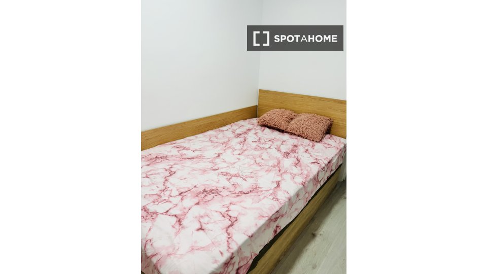 Habitación en piso compartido en madrid.