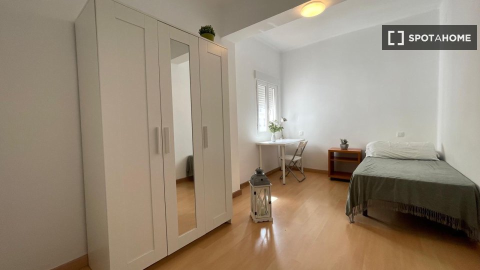 Double room Seville, 3 beds — photo 5