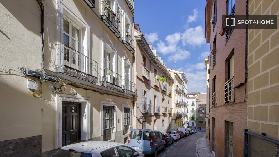 Double room Madrid, 5 beds, 130m² — photo 18