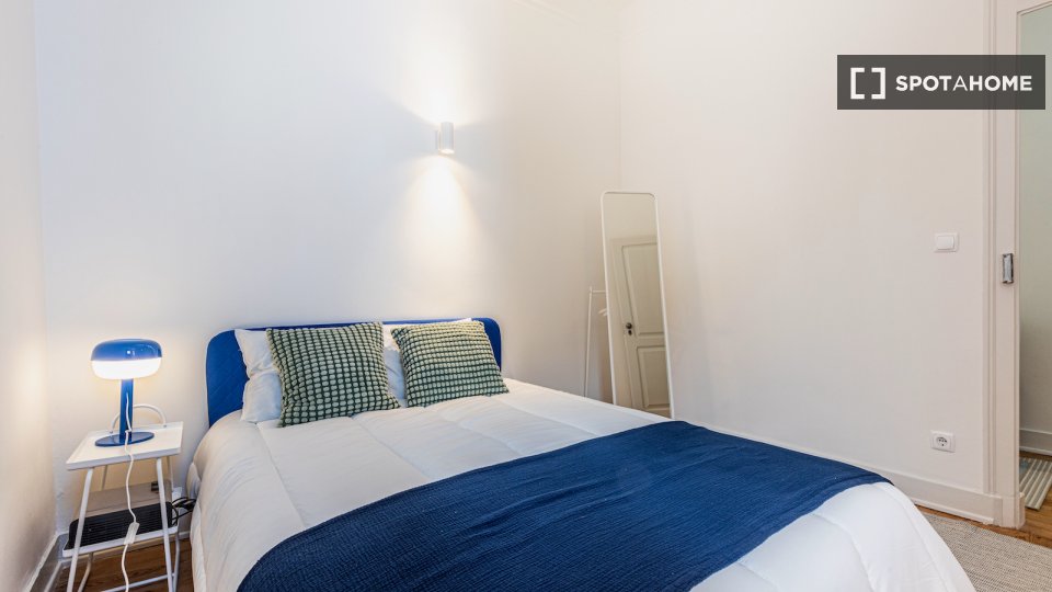 Double room Lisbon, 3 beds — photo 5