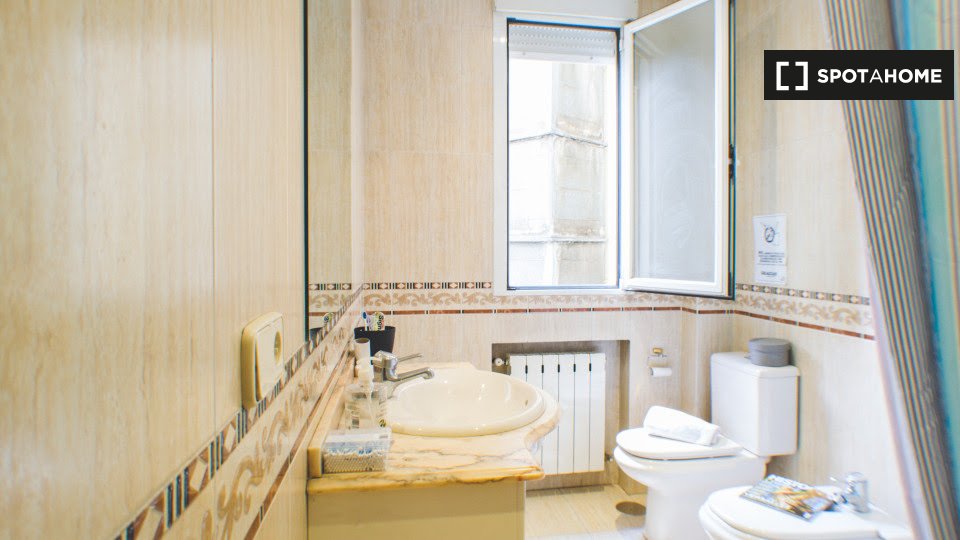 Double room Madrid, 6 beds, 140m² — photo 9