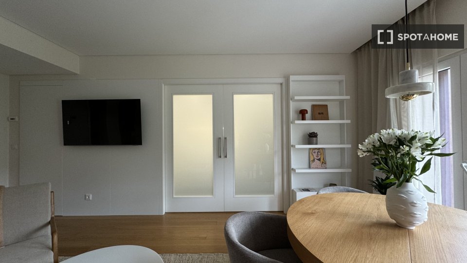 Apartment Lisbon, 2 beds, 99m² — photo 5