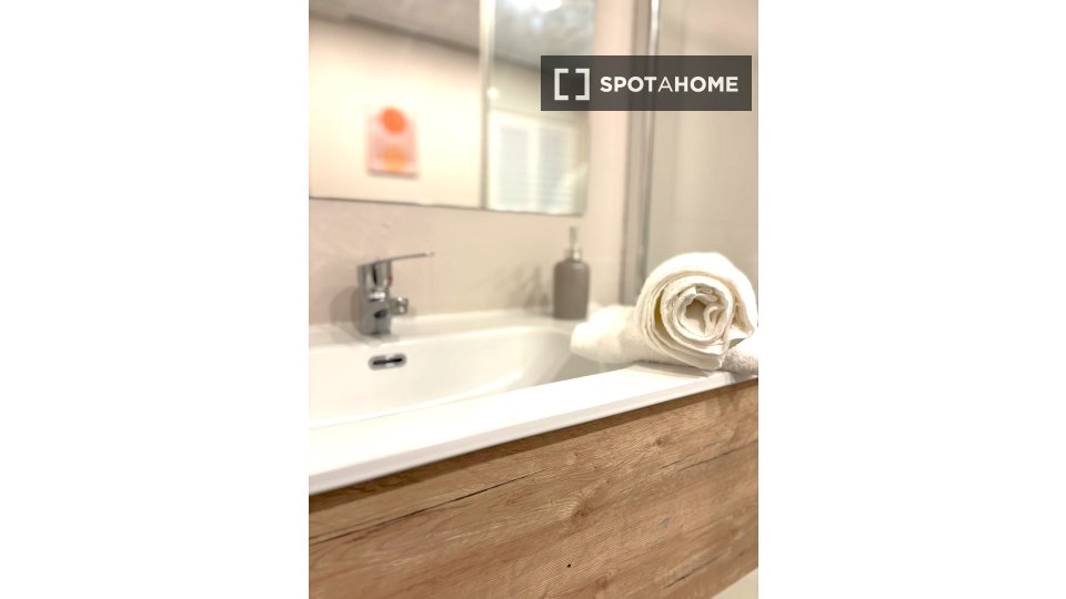 Double room Madrid, 8 beds, 170m² — photo 19