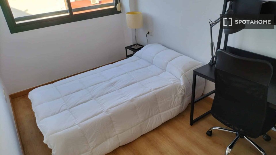 Double room Valencia, 3 beds — photo 10