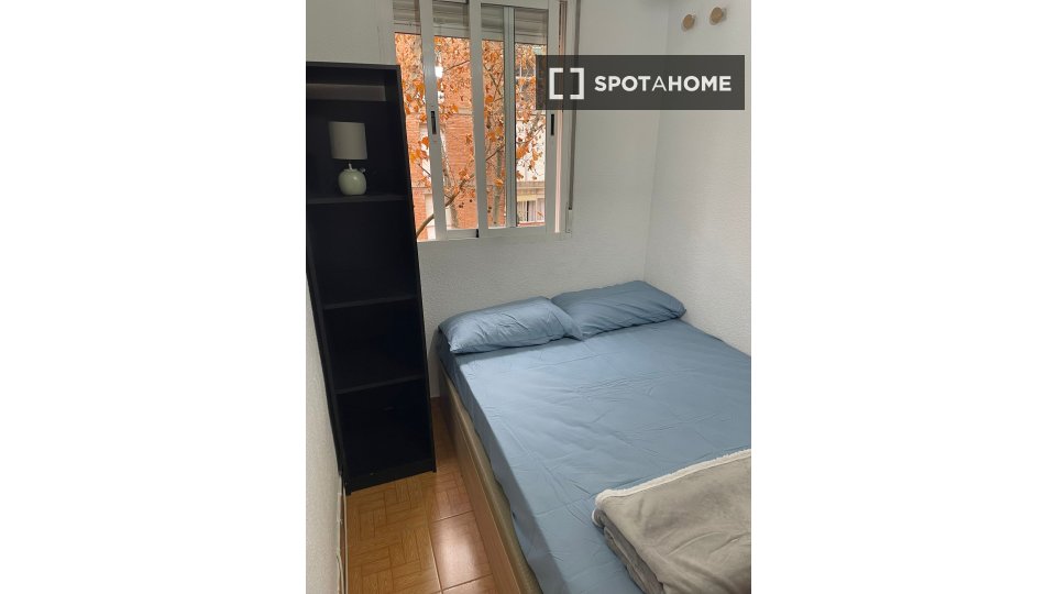 Double room Madrid, 3 beds, 60m² — photo 1