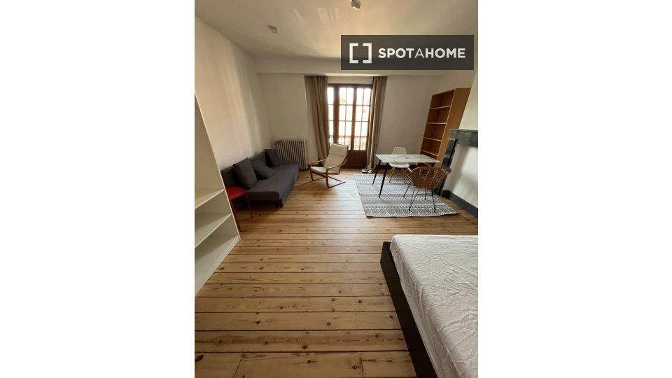 Double room Brussels, 2 beds, 23m² — photo 15