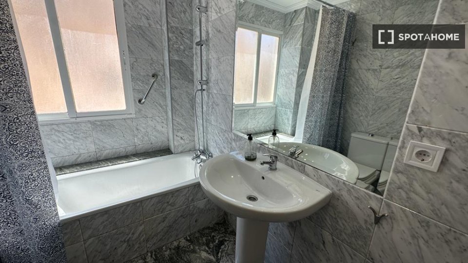 Double room Alicante, 6 beds, 110m² — photo 16