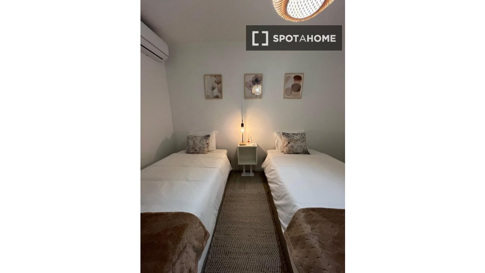 Double room Porto, 3 beds, 85m² — photo 13