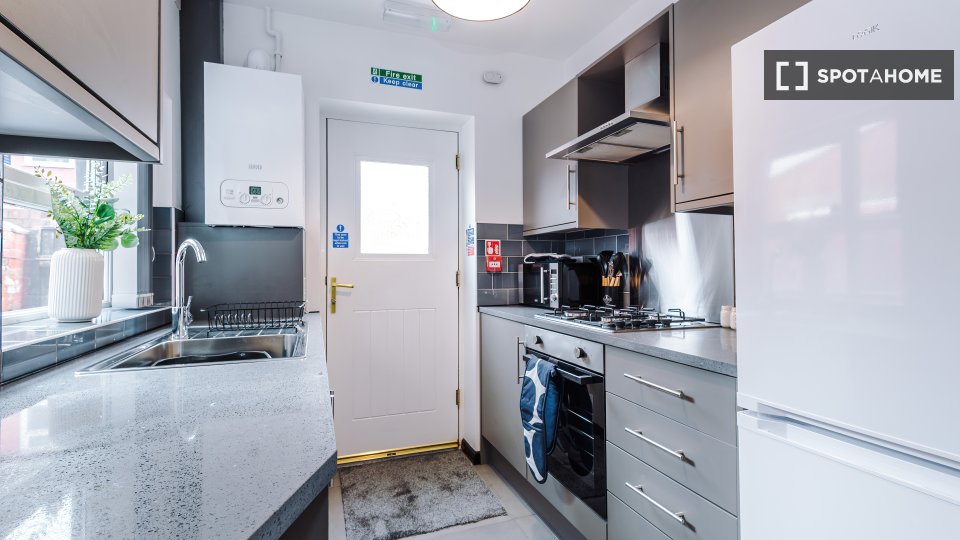 Apartment Manchester, 4 beds, 80m² — photo 2