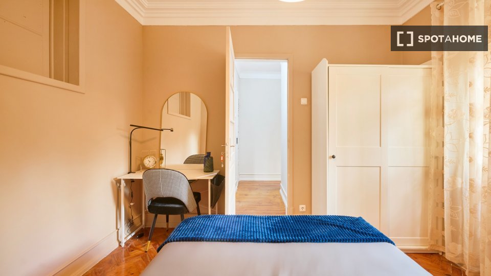 Double room Lisbon, 4 beds — photo 44