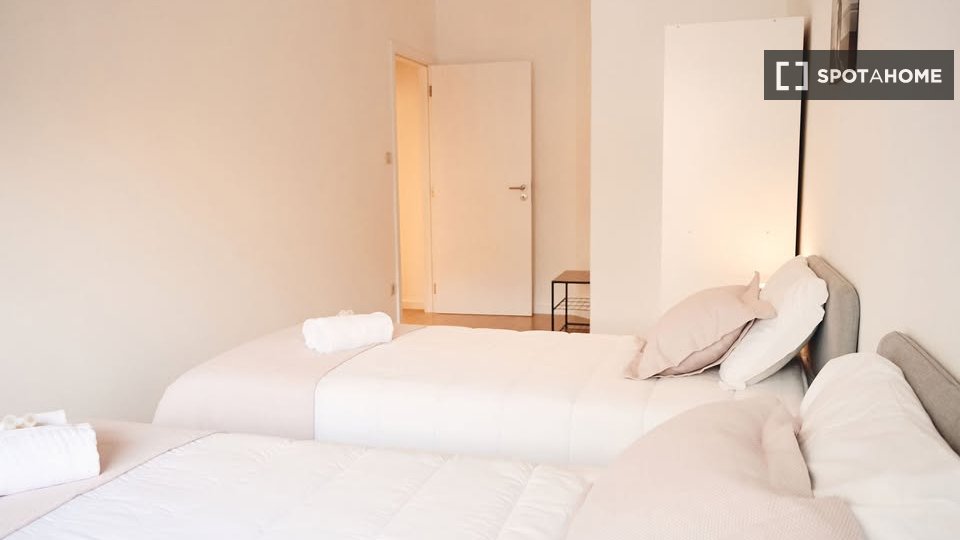Double room Porto, 1 bed, 175m² — photo 1